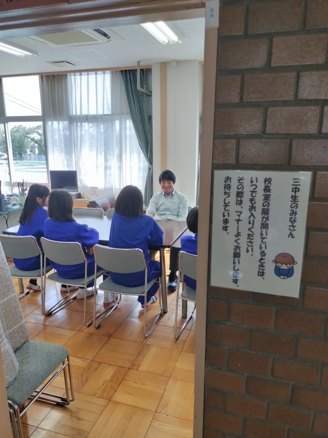 飾り付けられたロビーの奥で、昼休みは校長室のドアが開放されています。今日も、生徒達が校長先生と談笑していました。