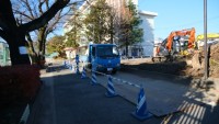 正門から校舎に向けて工事車両通行用に鉄板を敷き一般車両は通れません。（歩行者は通れます）