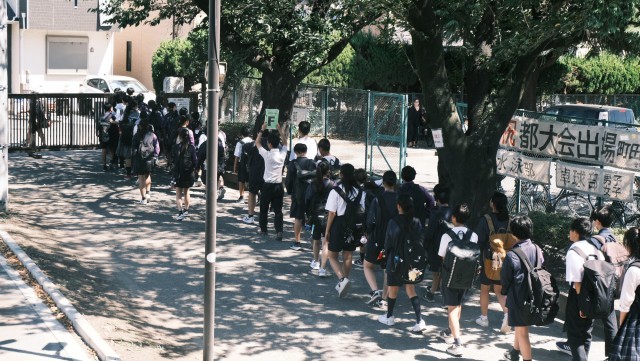 下校班ごとに集団下校します。
