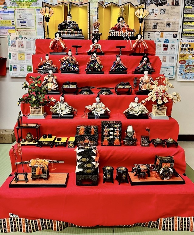 図書館前の七段飾り、ふた揃いです。