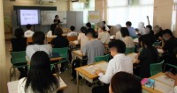 授業公開の様子：多くの先生方が参観する中で行われた授業風景