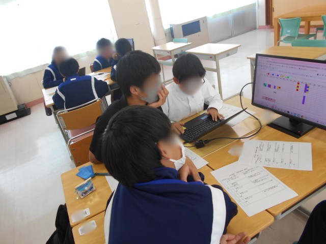 教科ごとに色分けしたスプレッドシートの学習計画を、グループで相談しながら作成する様子。画面には時間割状に色分けされた計画が表示されている。