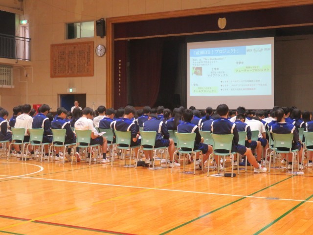 真剣に高校の先生方の話を聞きました。