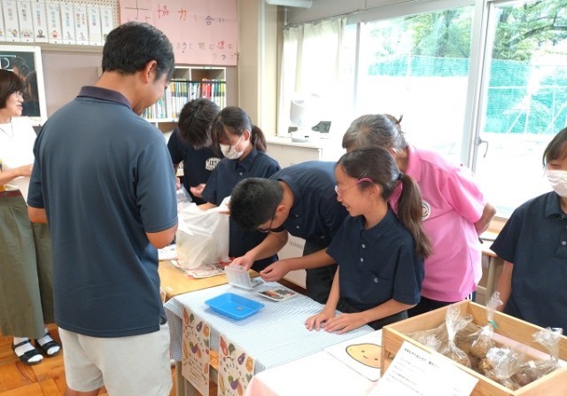 おつりの計算しています