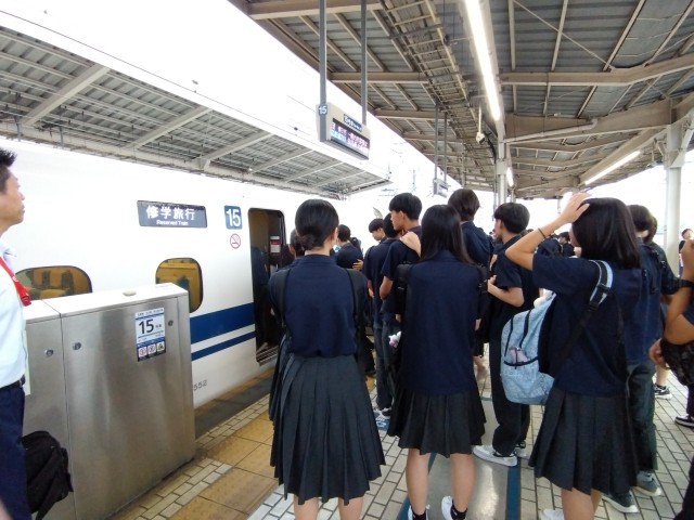 修学旅行専用新幹線に乗り込みます
