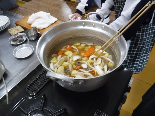 野菜とお肉を煮込んでいます♪
