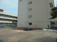 校舎にエレベータを設置する工事の様子