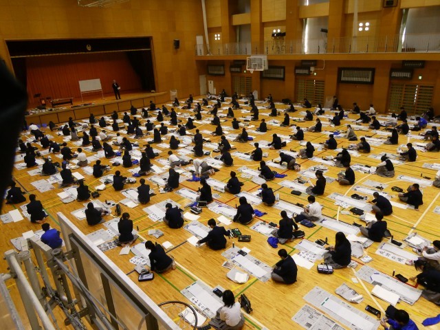 半紙を広げていざ開始