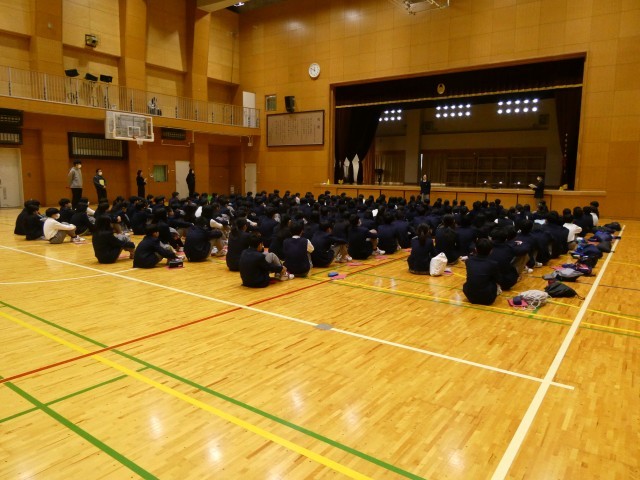 みんな真剣に聞いています